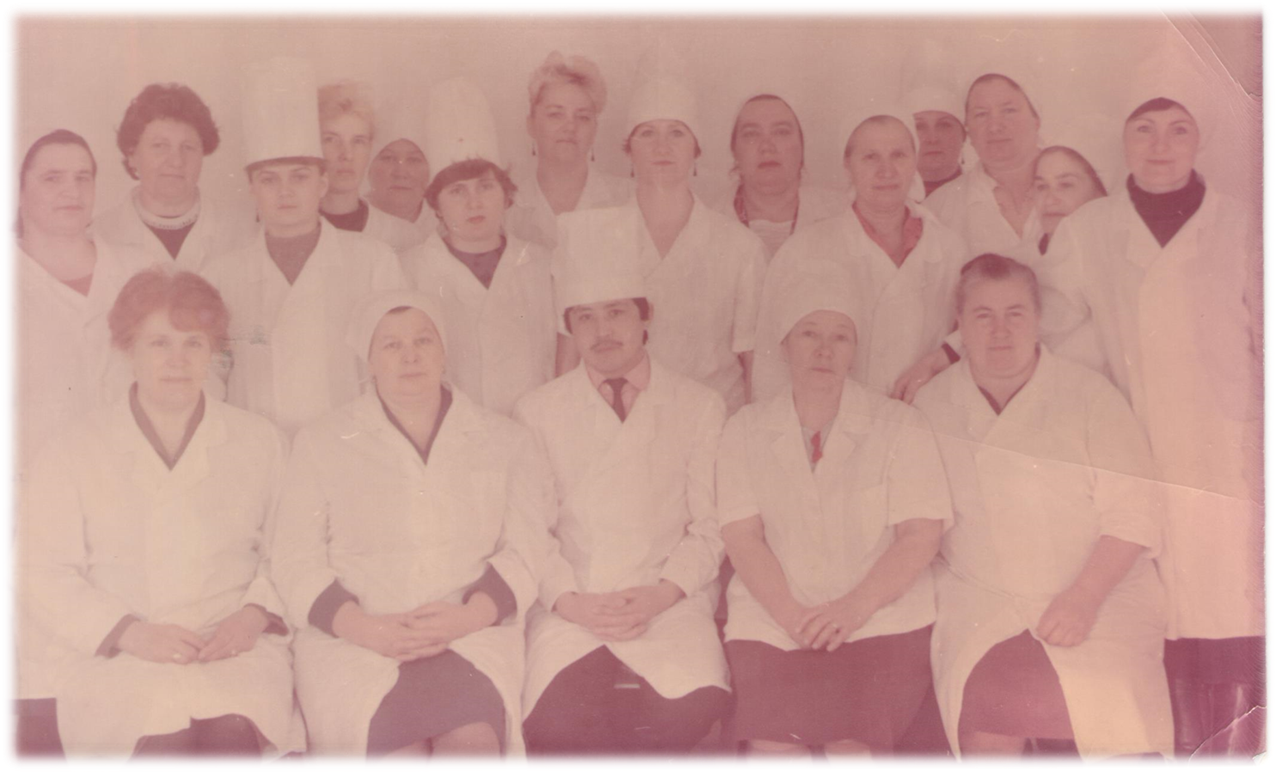 Коллектив больницы во главе с главрачом Сатыбалдиным  А.М., 1986 г..